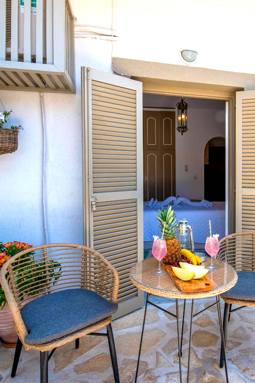 Ενοικιαζόμενο Στούντιο, Παξοί