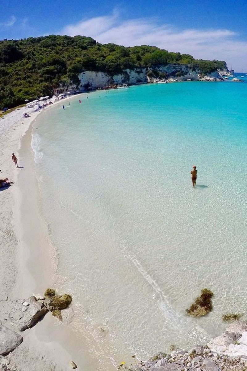 Διακοπές στους Αντίπαξους